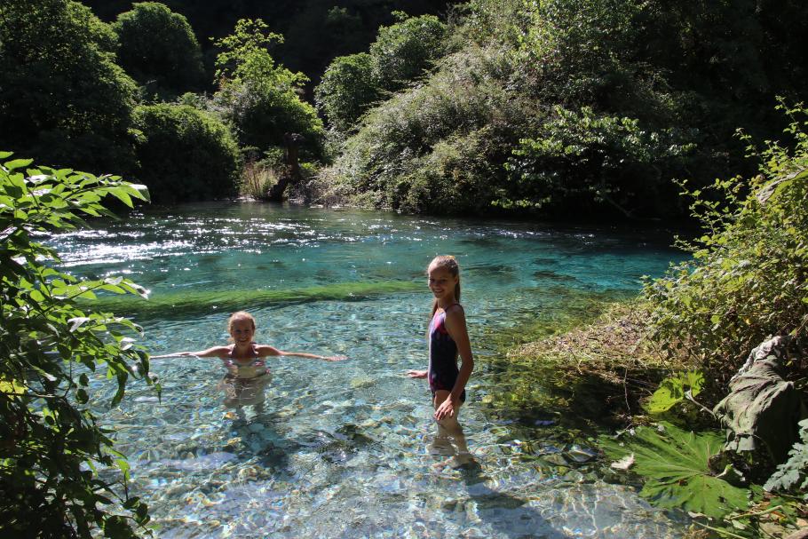 Wir erfrischen uns alle im knapp 13 Grad kühlen Wasser