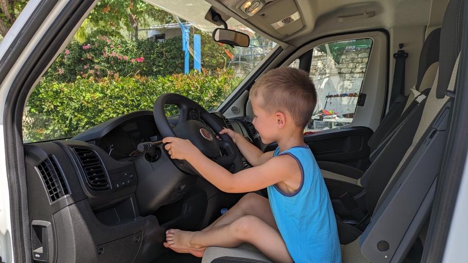 Mattis übernimmt das Gekurve auf dem Campingplatz