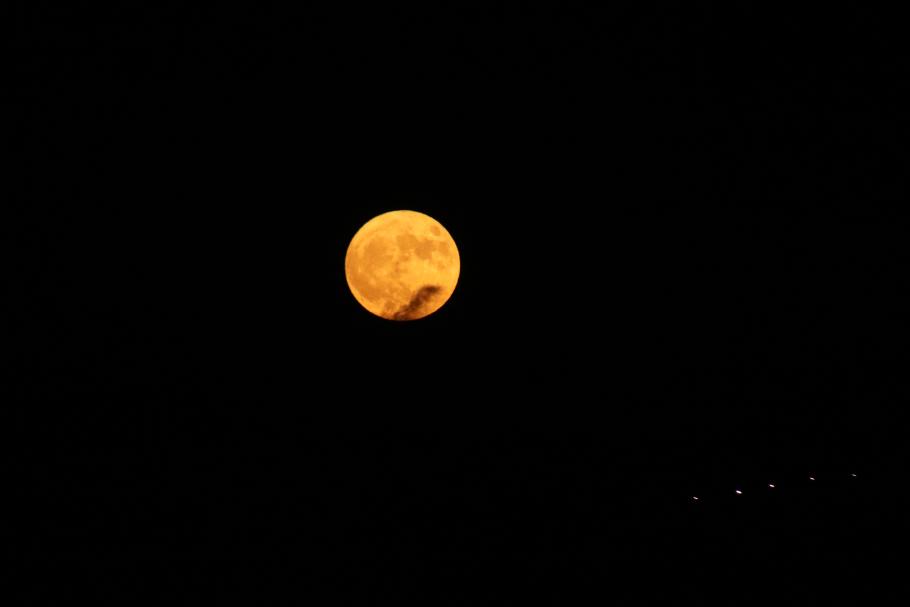 Ein orange-gelber Mond schaut uns am Abend beim Spielen zu
