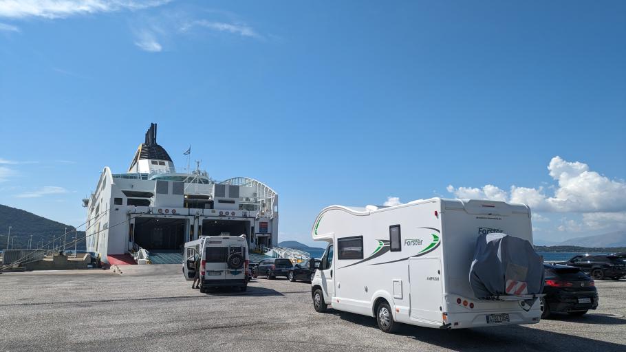 Die Fähre ist nicht ausgebucht, nur wenige Autos warten auf Einlass