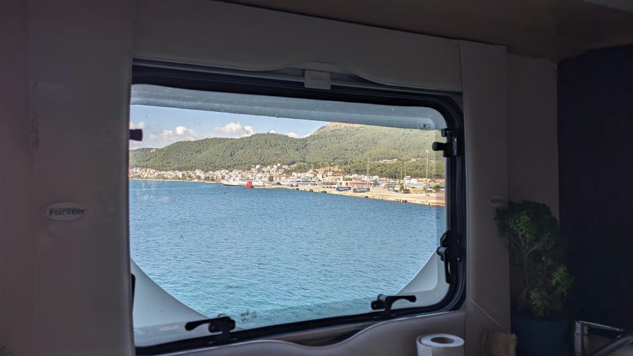 Wir stehen mit den Fenstern direkt an der Reeling