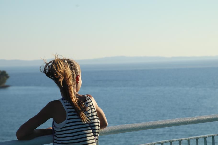 Ausfahrt aus dem Hafen - rechts und links sind lauter kleine Inselchen