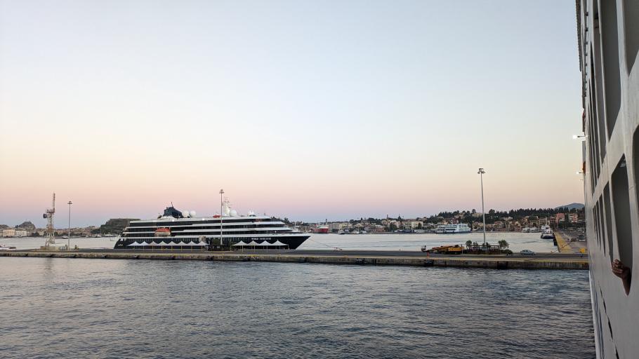 Kurzer Stopp im Hafen von Korfu