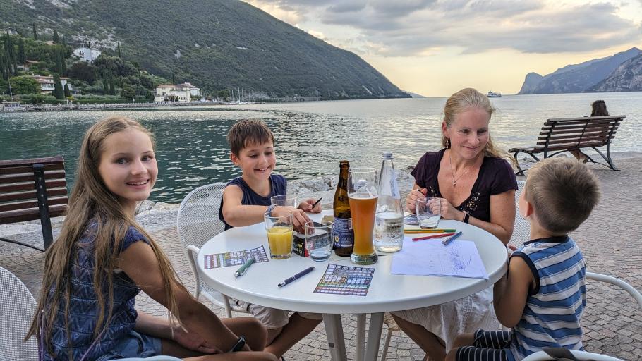 Spielerunde, während wir auf das Essen warten