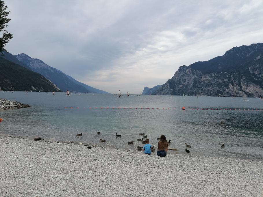 Früh ist es uns noch zu wolkig. Die ersten Surfer nutzen schon den Wind