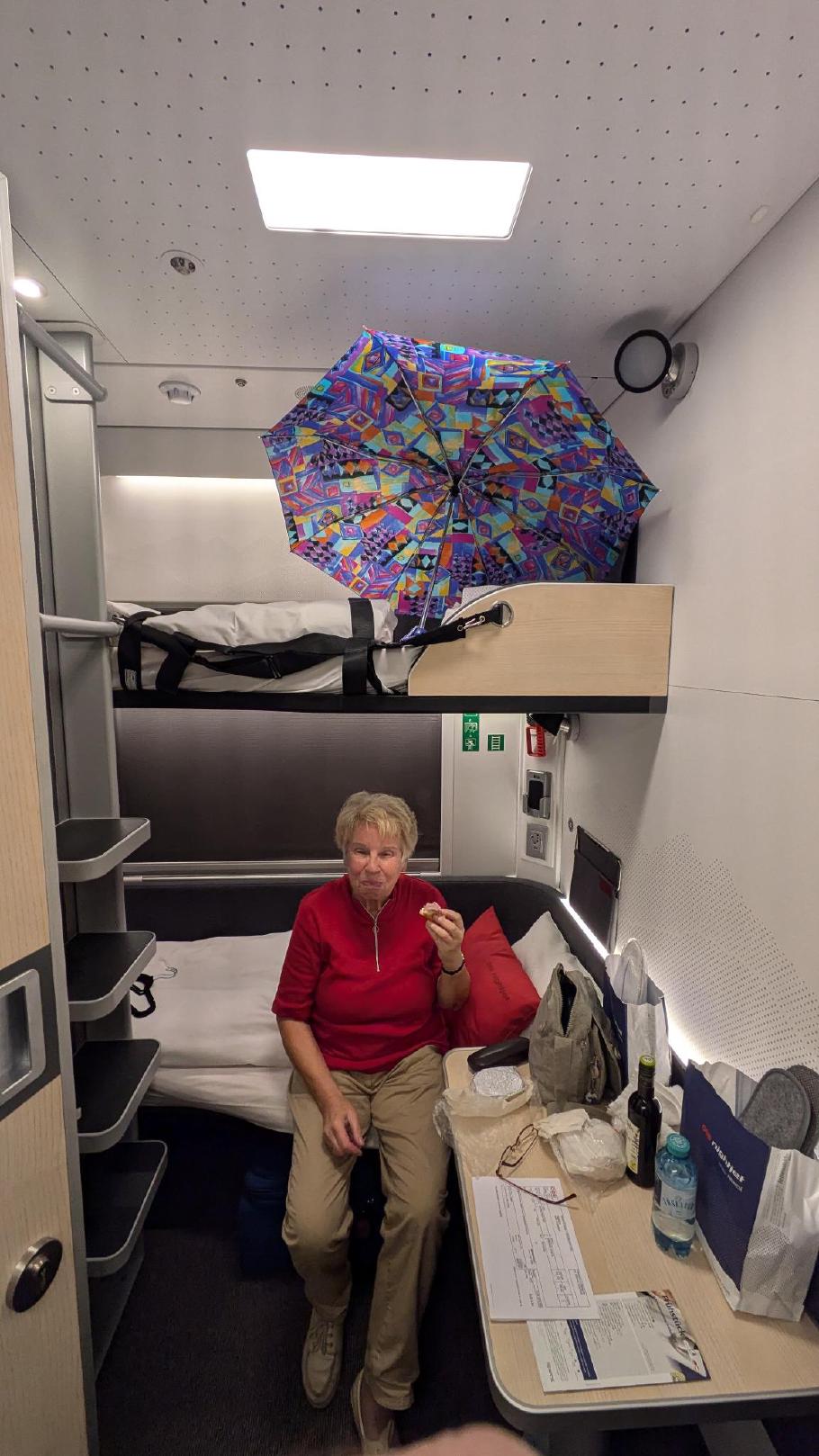 Margott hat ein Schlafabteil mit eigenem Bad und Platz für nächtliche Besucher