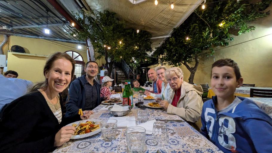 Im gemütlichen Hinterhof der Osteria speisen wir zwischen Zitronenbäumchen