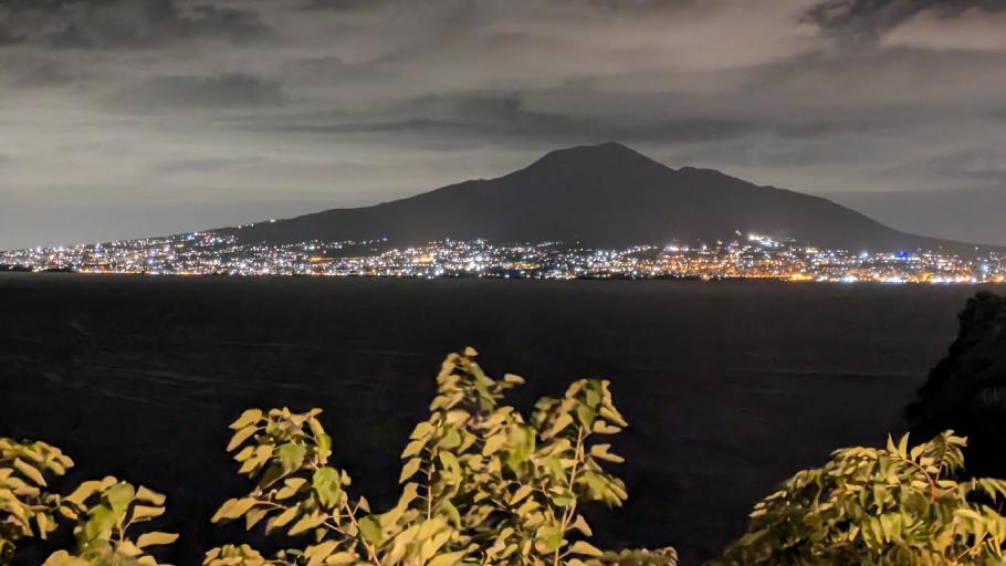 Die Häuser stehen am Fuß des Vesuv wie Strandläufer, die auf eine besonders heiße Welle warten