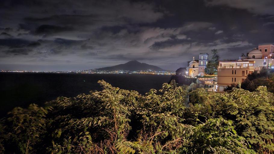 Über dem Golf von Neapel ragt die Kirche Santissima Annunziata von Vico Equense