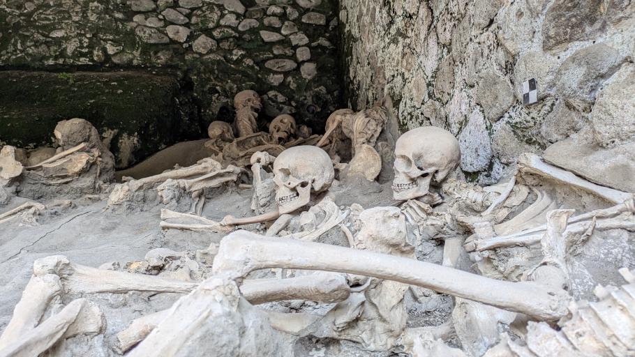 In den gemauerten Nischen nahe des ehemaligen Strandes suchten viele Menschen vergeblich Schutz