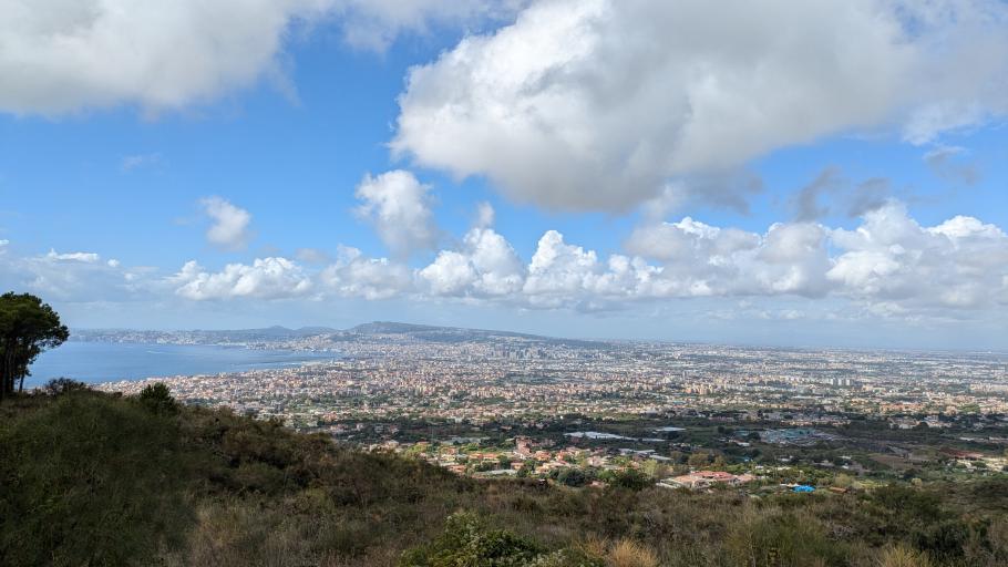 Am Restaurant am Hang des Vesuv haben wir noch eine grandiose Aussicht