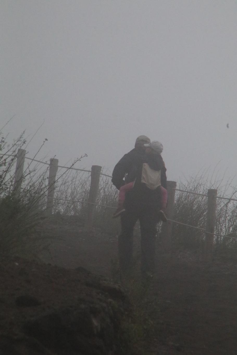 Während des Aufstiegs verdichten sich die Wolken um den Berggipfel