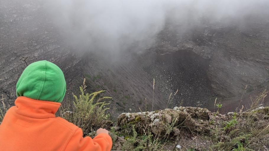 Zwischen den Wolken können wir den einen oder anderen Blick in den Krater erhaschen