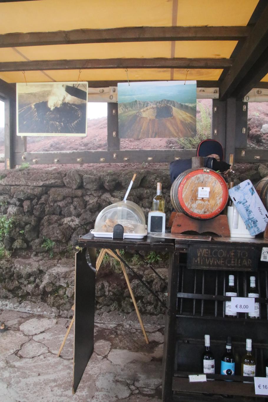 Oben wird Wein, Kuchen und heiße Schokolade verkauft