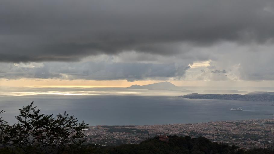 Aufgrund des Wetters liegt die Bucht von Neapel in gespenstigem Nebel