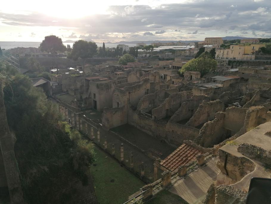 Auf dem Weg haben wir noch einen schönen Blick über die Ausgrabungsstätte in der Abensonne