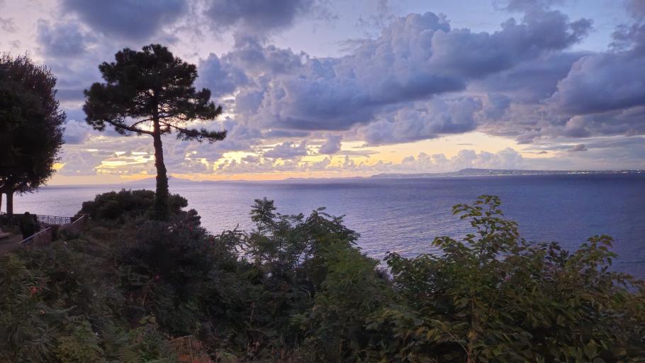 Zurück in Vico Equense präsentiert sich der Abendhimmel in unwirklichen Farben