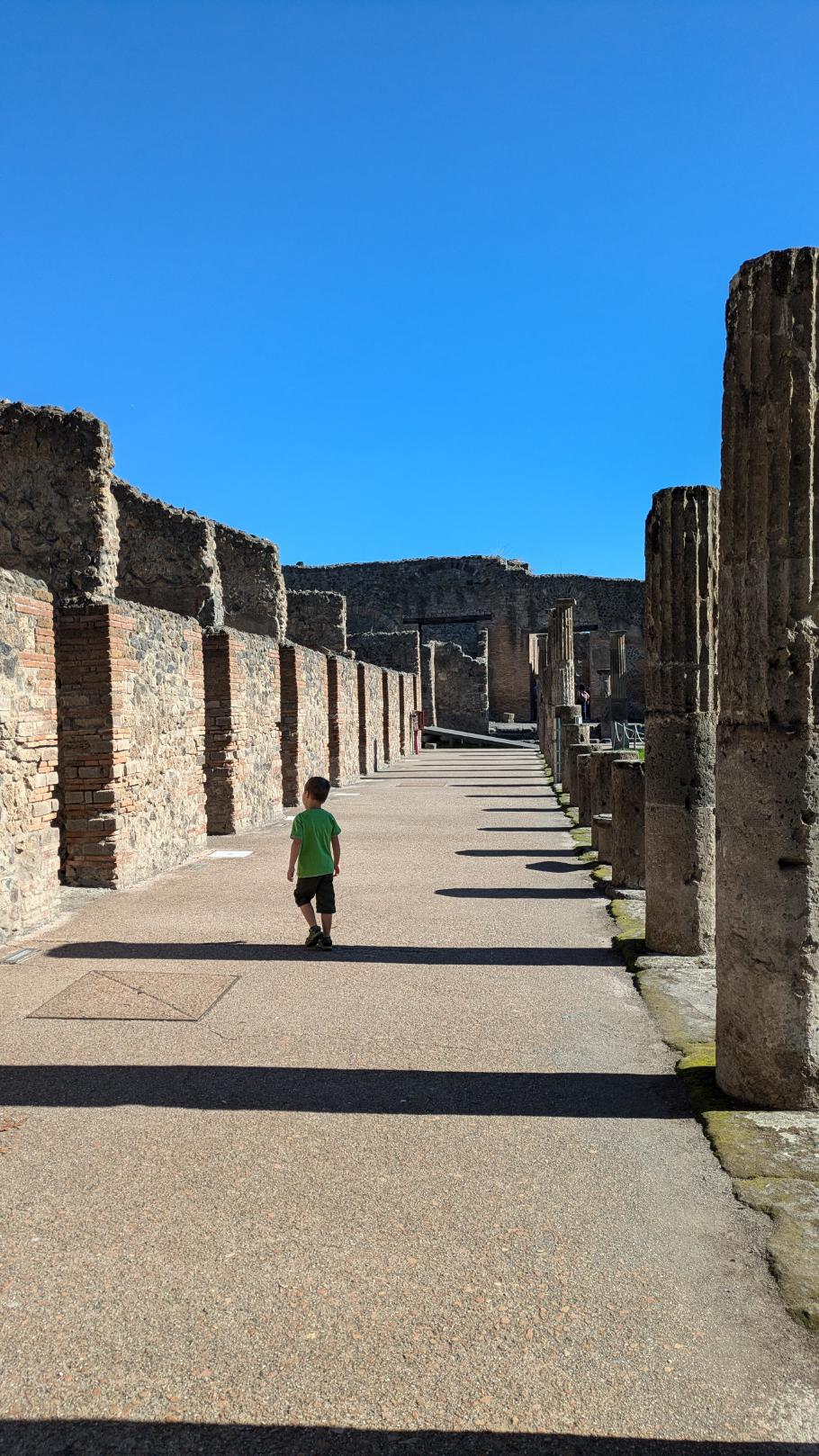 Die Anlage ist so groß, dass wir trotz der vielen Leute noch einzelne leere Plätze finden
