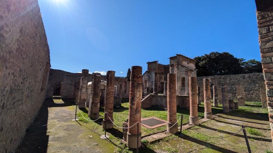 Wie viele Gebäude ist auch der Tempel der Isis bis auf die Dächer weitgehend erhalten