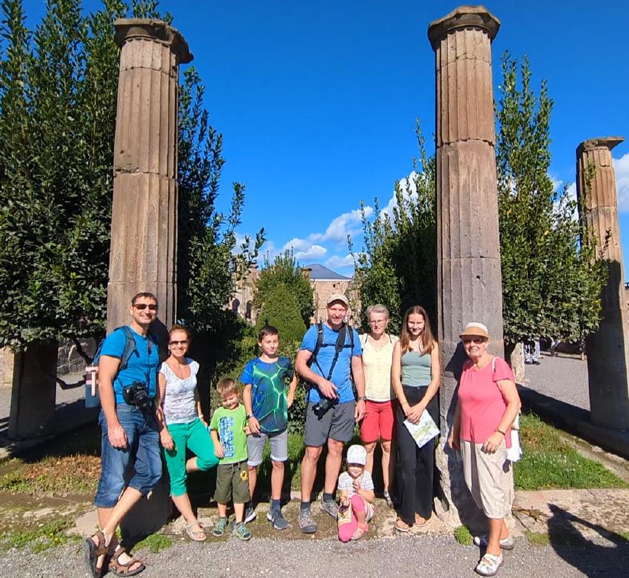 Der Garten bildete einst das Zentrum einer prachtvollen Villa. Heute sieht man durch das fehlende Dach den Vesuv