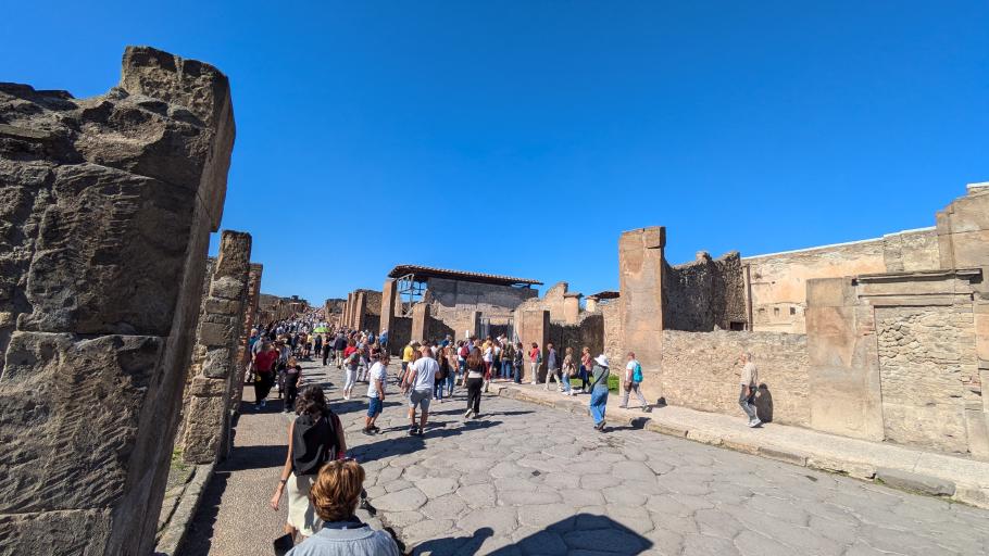 Heute beleben hunderte Touristen die alten Straßen wieder