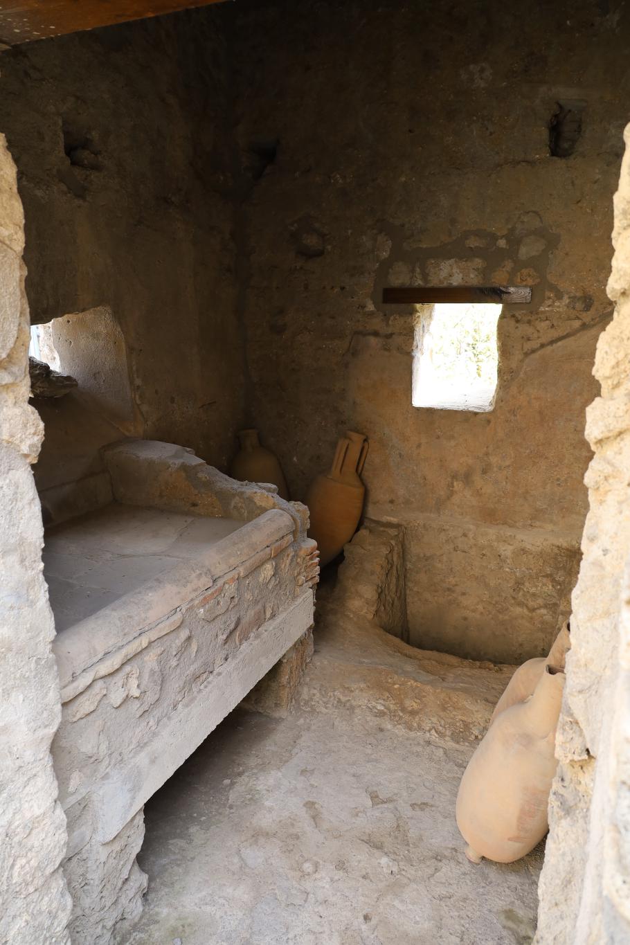 In einer der Villen sehen wir eine Küche mit Ofen und einem Schacht, um Vorräte kühl zu lagern