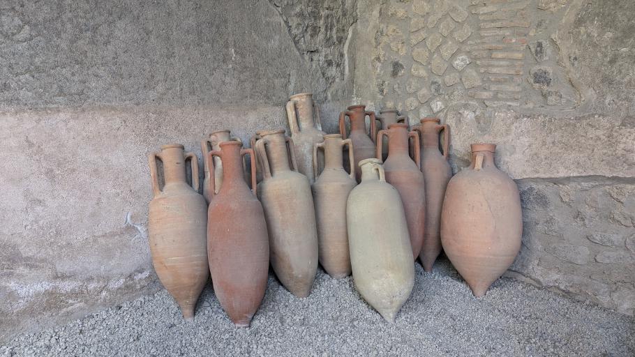 Vom Tonzeug ist nur wenig unversehrt, ein Teil wurde hier zusammengetragen