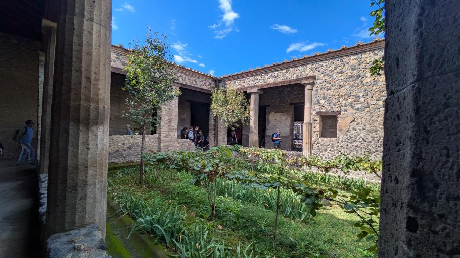 Jeder, der es sich leisten konnte, pflegte einen kleinen Garten im Zentrum seines Hauses