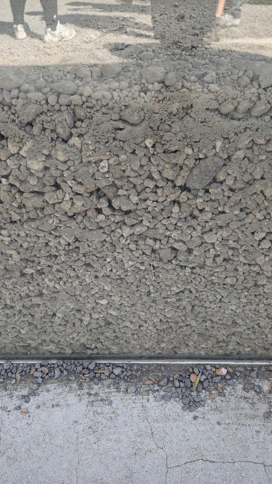 Hinter Glas lässt sich gut die Struktur des Schotters erkennen, welcher die Stadt in einer Stärke von mehr als 6 Metern unter sich begrub