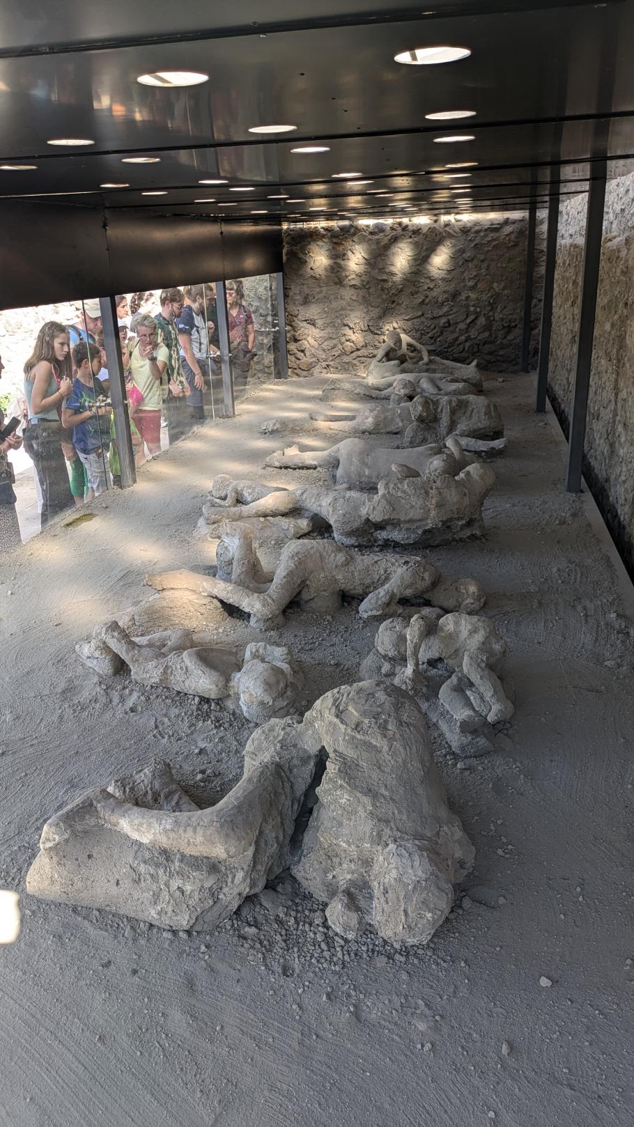 Das heiße Stein-Asche-Gas-Gemisch verdampfte alles Organische - auch viele der Anwohner. Archäologen gossen die so entstandenen Hohlräume mit Gips aus, um die letzen Augenblicke der Bevölkerung zu dokumentieren