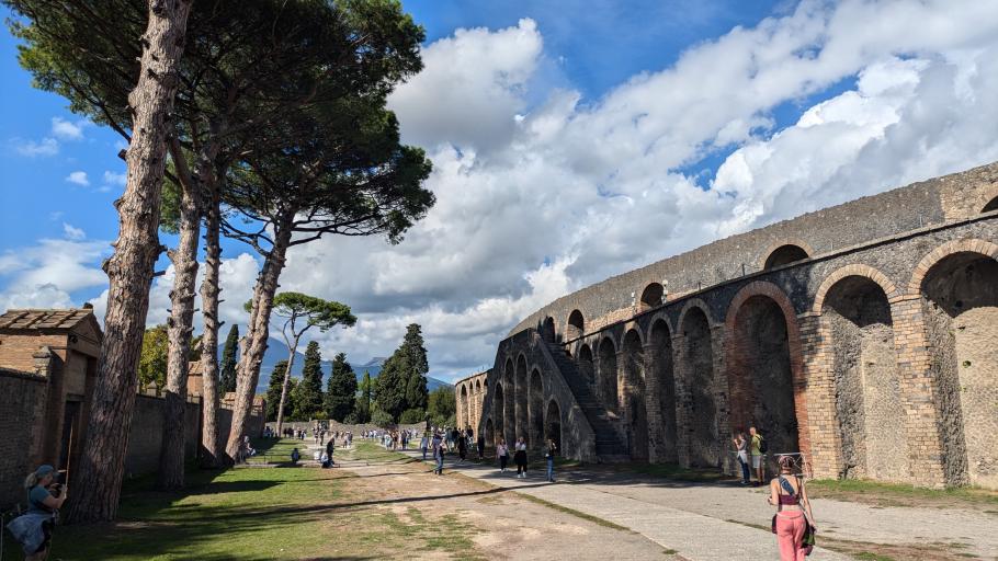 Das größte der Amphitheater mit dem Vesuv im Hintergrund.