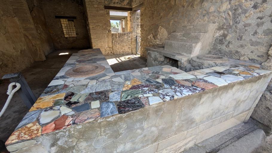 Die Kochstellen der Straßenküchen waren mit prächtigem Steinzeug verziert