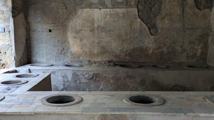 In dieser größeren Küche wurde noch Wechselgeld gefunden, welches in der Eile achtlos zurückgelassen wurde