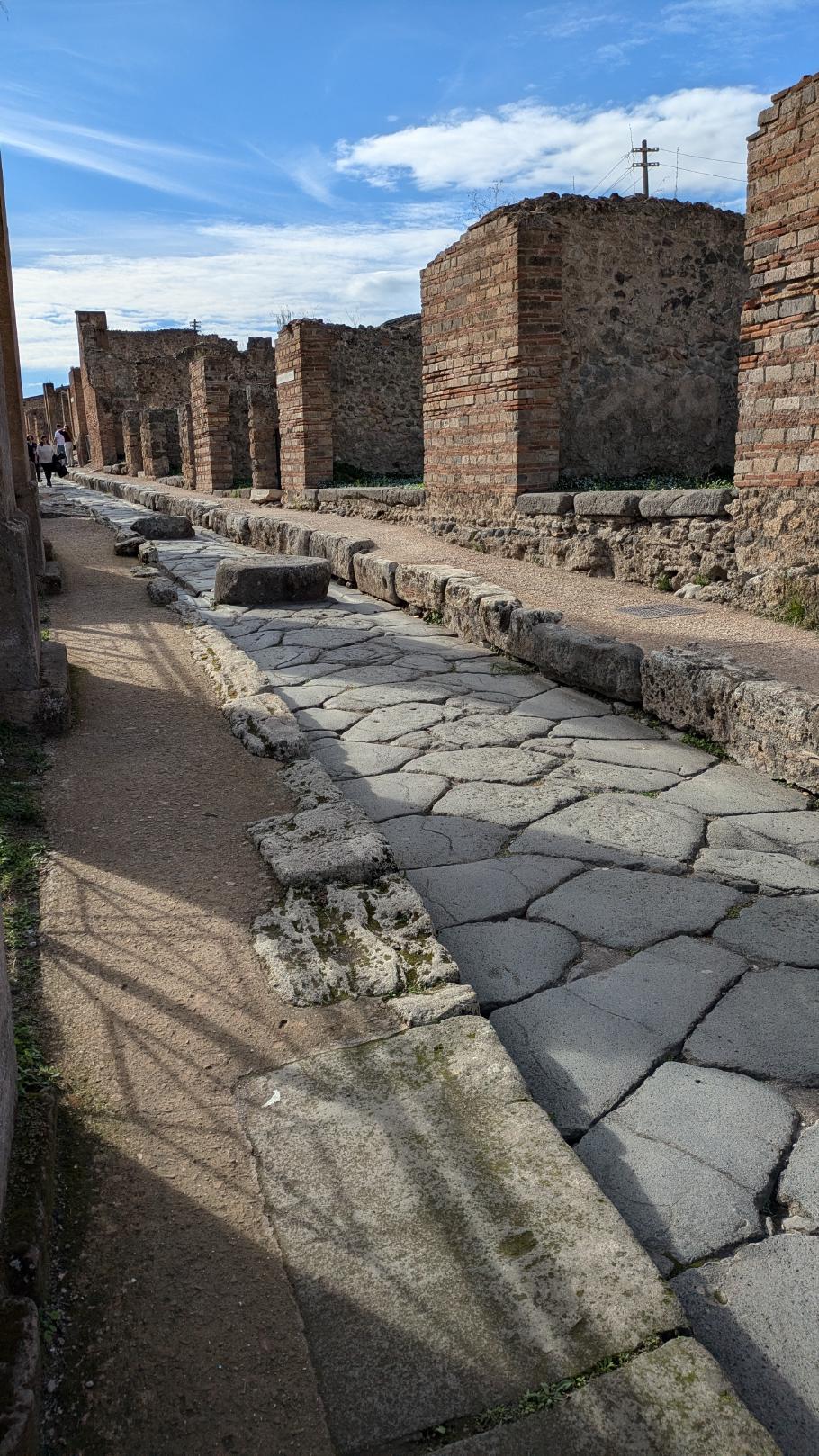 Quer durch die Stadt ziehen sich Straßen für die Karren und erhöhte Fußwege. Trittsteine ermöglichten das bequeme Überqueren der Straßen