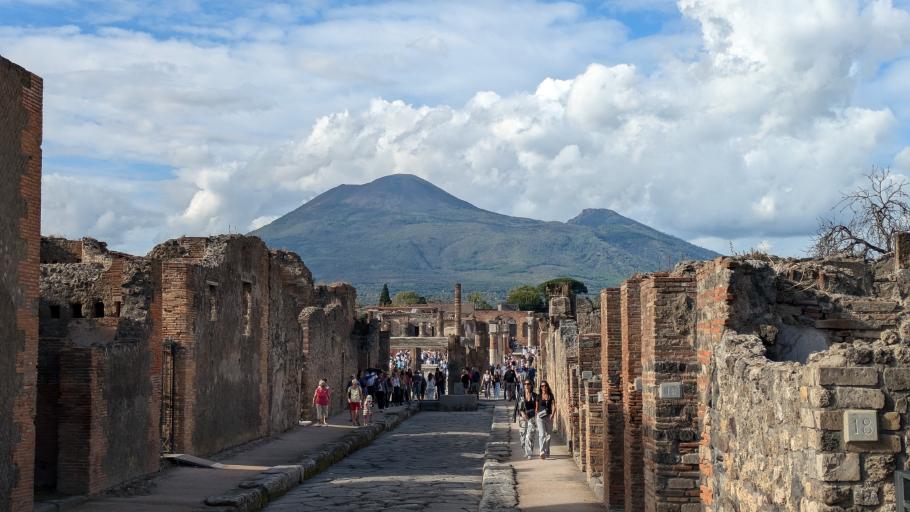 Wir überqueren noch einen der größeren öffentlichen Plätze und machen uns auf den Weg in Richtung Ausgang