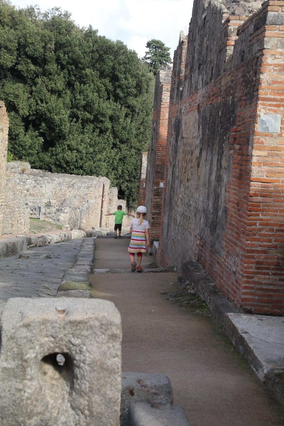 Mattis spielt Flugzeug, mit Luisa im Schlepptau