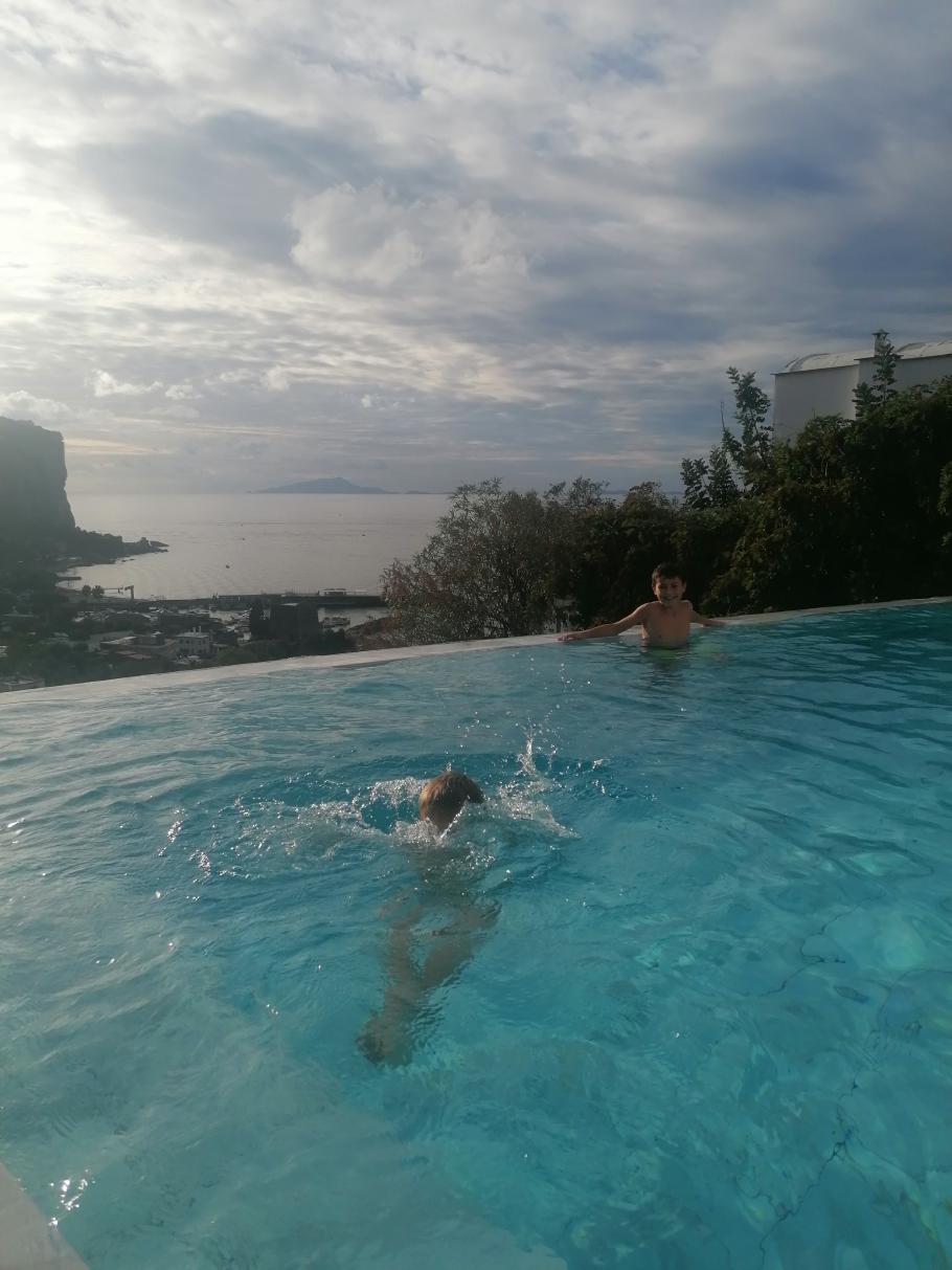 Am Nachmittag spülen die Kids den Staub der Vergangenheit im Hotelpool von der Haut