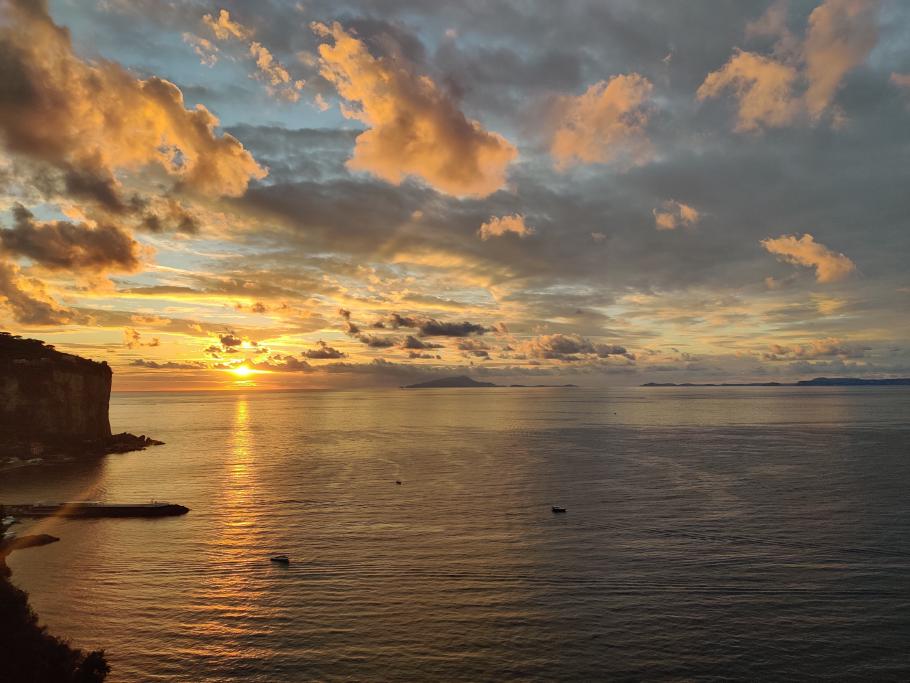 Auf dem Weg zum Abendessen sehen wir den Sonnenuntergang über dem Meer