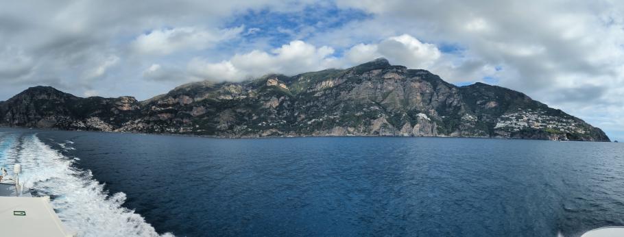 Mit dem Schnellboot geht es die steile Küste entlang