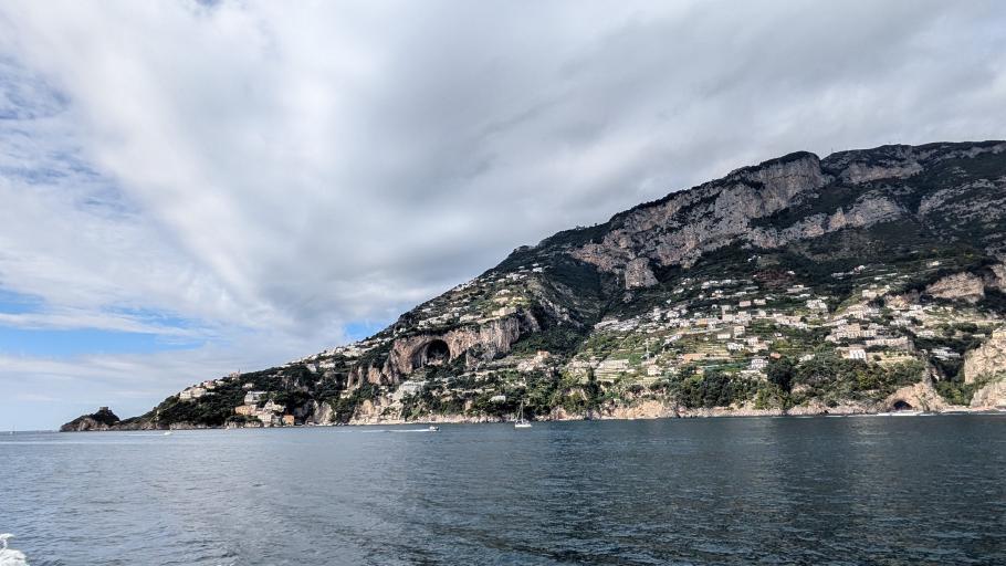 Jede halbwegs ebene Fläche der rauen Küstenlinie ist mit weiß getünchten Häußern bebaut