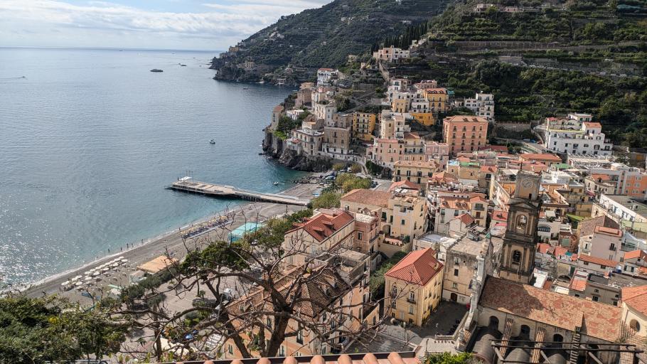 Minori zwängt sich in eine kleine Bucht zwischen den Bergen