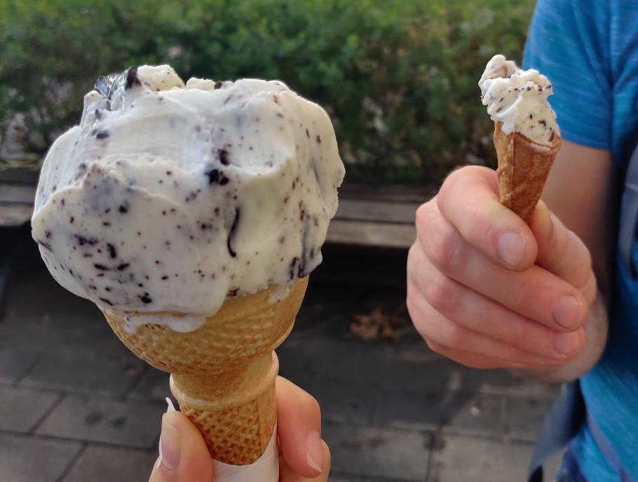 Nachdem ich die Kids mit jeweils einer Mega-Eiskugel ausgestattet habe, reicht es für mich nur noch für eine ganz Kleine