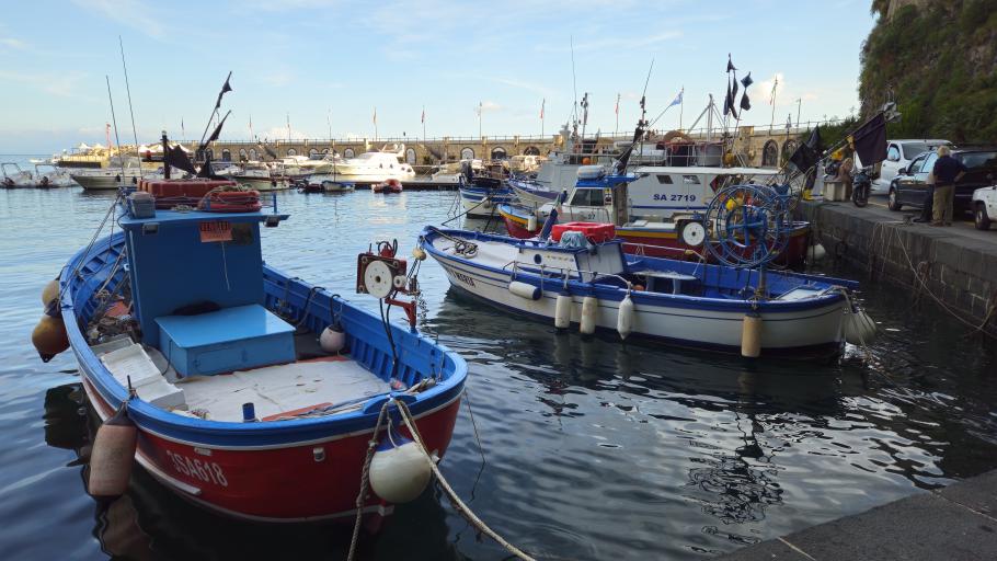 Im Hafen warten wir auf die Fähre zurück nach Positano