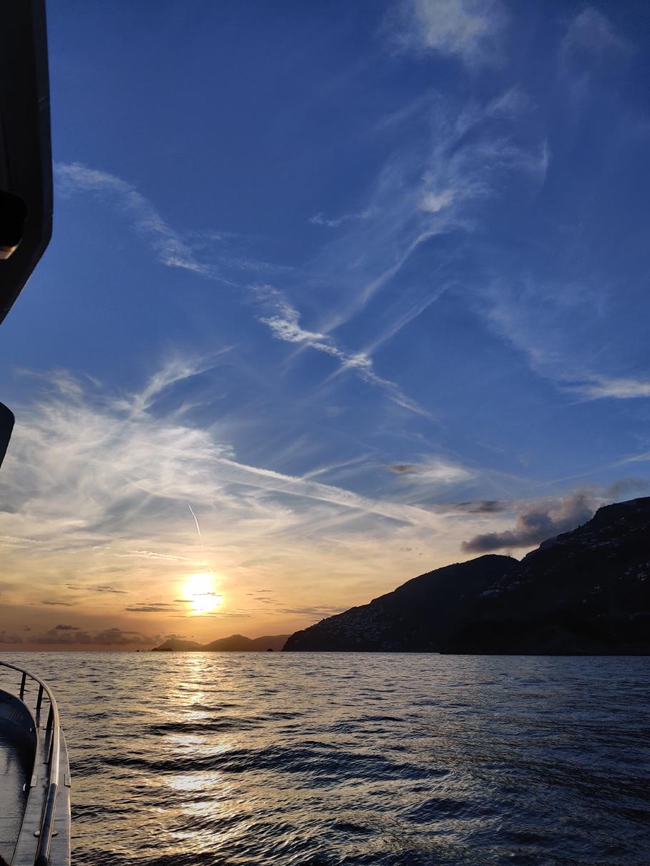 Mit dem Schnellboot fahren wir in den Sonnenuntergang
