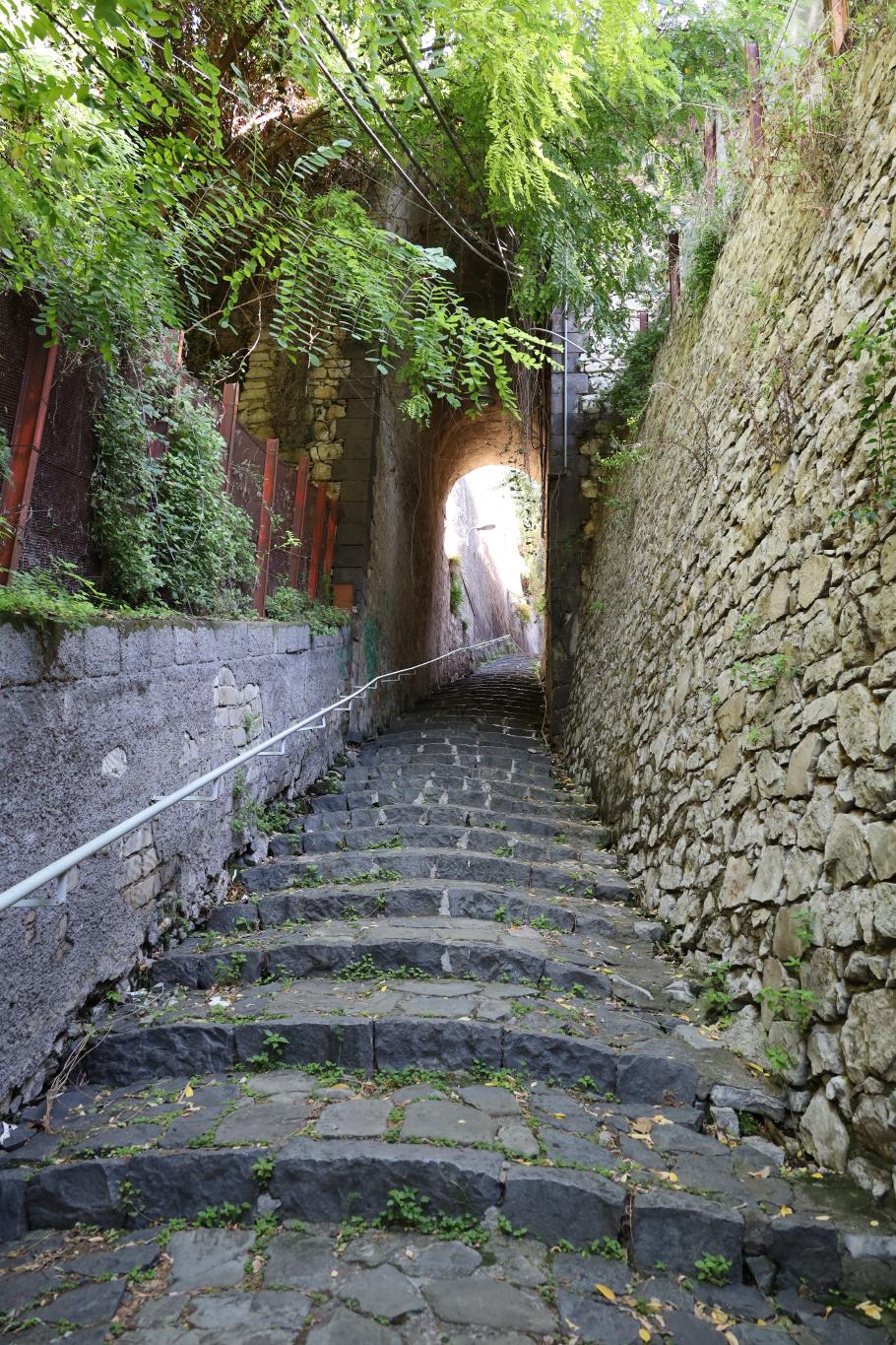 Fast 250 Stufen führen zum Hotelstrand hinab