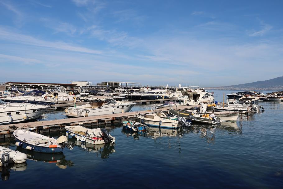 Das &ldquo;Strandclub&rdquo; des Hotels liegt hinter dem beschaulichen Hafen