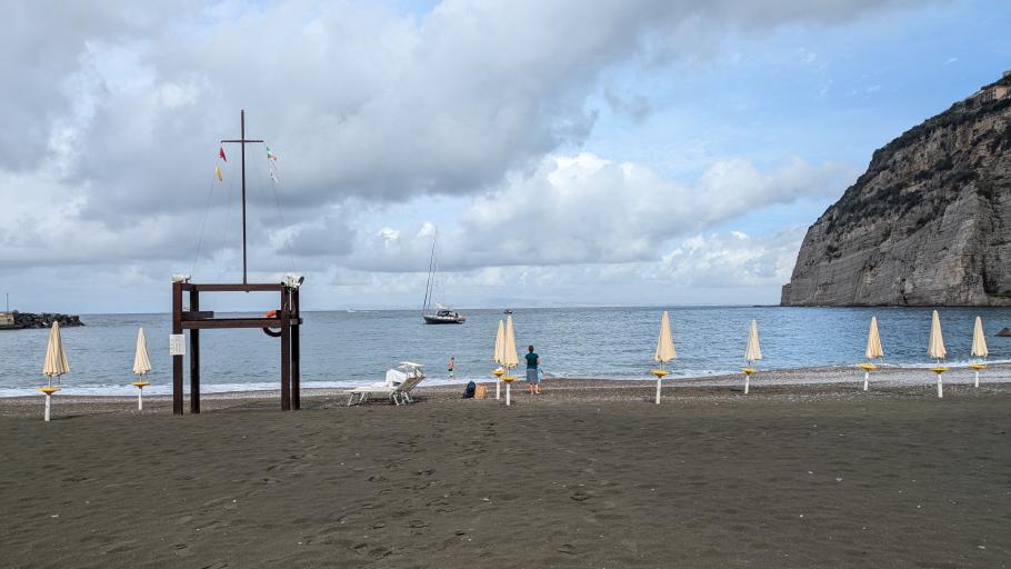 Der kleine Privatstrand gehört zu einem Restaurant. In der Nebensaison sind wir hier fast allein