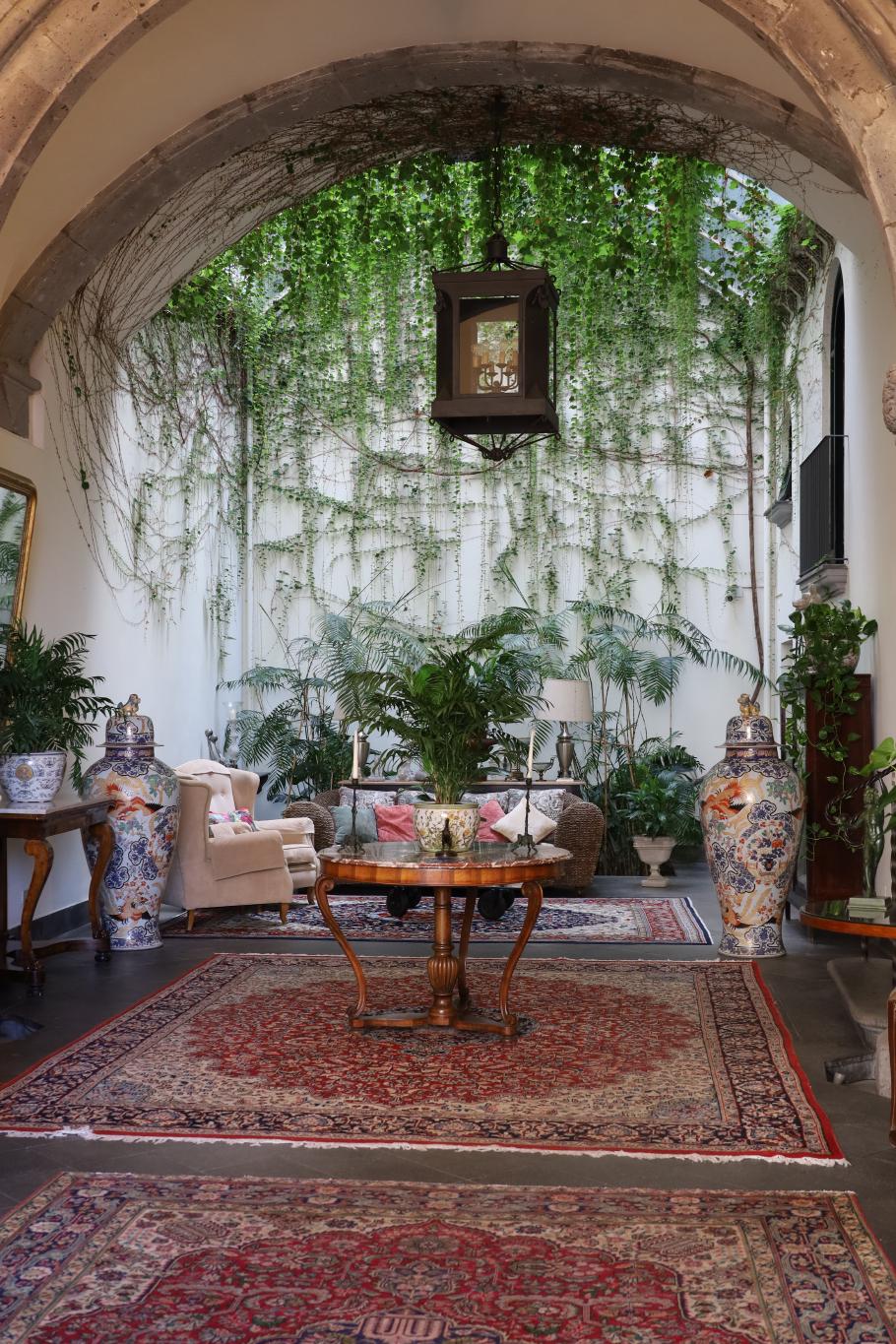 Auf der anderen Straßenseite präsentiert sich dieser Innenhof