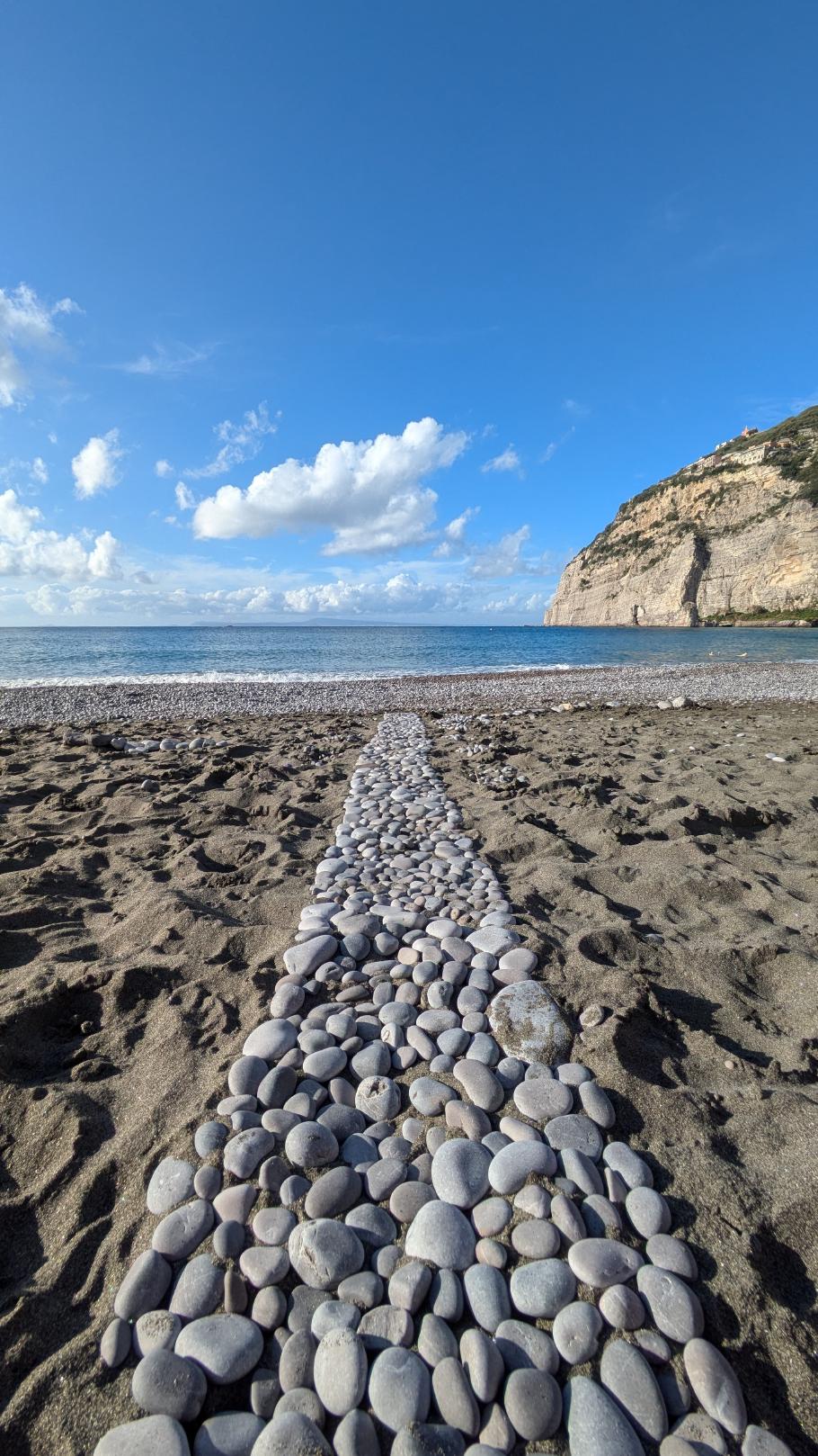 Aus den Steinen am Strand pflastern wir eine kleine Straße ins Meer