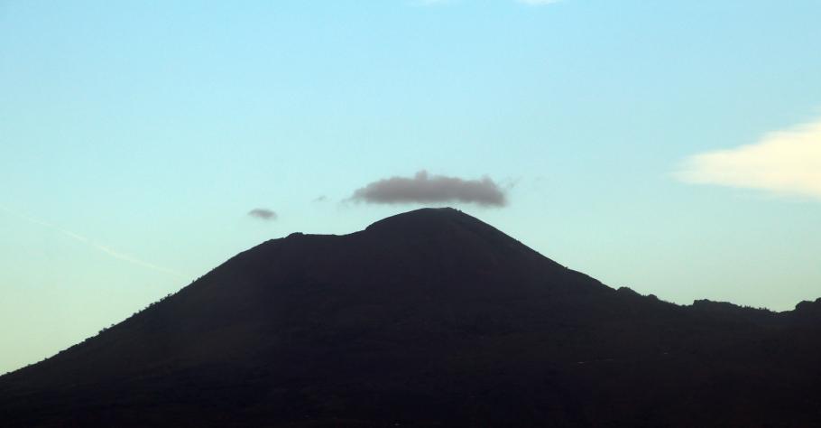 Der Vesuv ragt düster hinter der Stadt auf